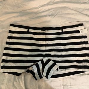 Gap Black and White Shorts 18